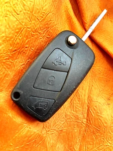 FIAT VEICOLI COMMERCIALI - CHIAVE CON TELECOMANDO USATA (rarita' collezionisti) - Imagen 1 de 2