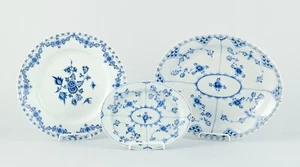 Royal Copenhagen. Three antique Blue Fluted plate and platters. Early 19th C. - Picture 1 of 9