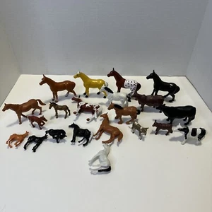 Lotto 21 Giocattoli Cavalli Plastica Made in China Mucche Vitelli Puledri Marrone Nero Giallo - Foto 1 di 18