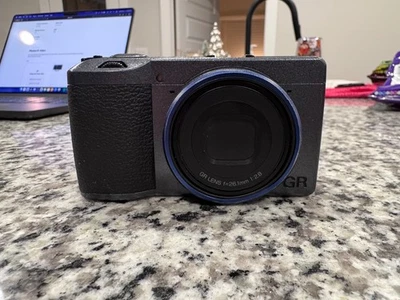 Cámara compacta Ricoh GR IIIx Urban Edition 24,0 MP Foto 1 de 4