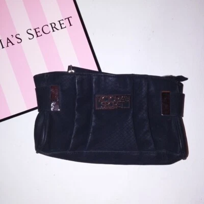 Bolso sin asas Victoria Secret negro plateado herrajes tela con estampado animal Foto 1 de 4