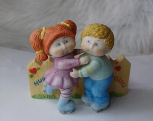 Vintage 1985 Cabbage Patch Kids Hugs And Kisses Valentine Porzellan Figur  - Bild 1 von 9