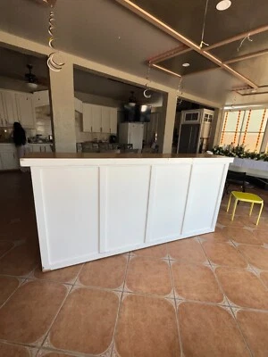 Barra móvil blanca de 8 pies sobre ruedas con tapa y estante con acabado de madera $850 Foto 1 de 4