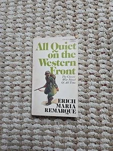 All Quiet on the Western Front Paperback Book Erich Maria Remarque Classic Novel - Foto 1 di 2