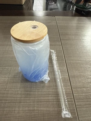 Copos de vidro degradê (coloridos) com tampas e canudos de bambu (16 oz) - Imagem 1 de 4