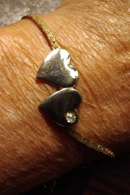 Pulseira em tom de ouro ANSON DBL HEART Gemmed Gravável Antiga Elo Liso 6,5" - Imagem 1 de 4