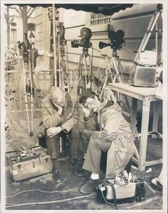 1973 Press Photo Members of Press Rest w Movie Cameras Vintage Equipment Paris - Bild 1 von 2
