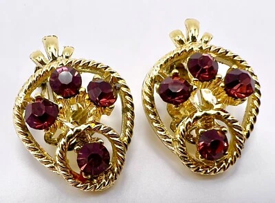Brincos com clipe de gema vermelha rubi tom dourado - Imagem 1 de 4