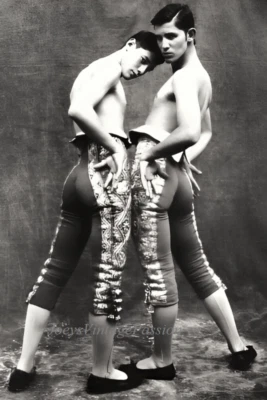Винтажная фотография двух мужчин без рубашки пин-ап тореадоров геев Int 4 x 6 дюймов перепечатка G74 - Изображение 1 из 2