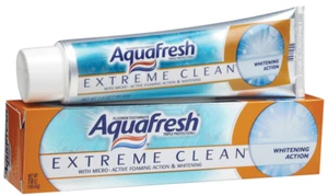 Pasta de dientes blanqueadora Aquafresh 33873C Extreme Clean Mint Blast 12/Paquete 5,6 oz - Imagen 1 de 1