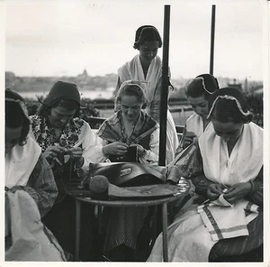 Ph. Paul Coze - SUÈDE c.1935 -Brodeuses Costumes Traditionnels Skansen- Div 9802 - Imagen 1 de 2