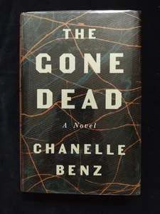GONE DEAD A Novel Chanelle Benz SIGNED By Author First Edition Hardcover Book  - Foto 1 di 23