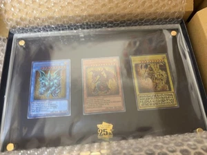 Yu-Gi-Oh! Set Drago Bianco Occhi Blu 25° Anniversario Ultimate Kaiba con Custodia - Foto 1 di 15