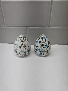 AGITADORES DE SAL Y PIMIENTA VINTAGE DE PORCELANA AZUL VERDE Y BLANCO CON FORMA DE HUEVO 2" de alto  - Imagen 1 de 7