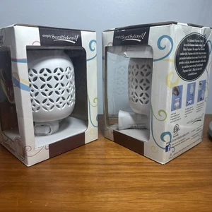 (2) Scentsationals Whisper Plug In Accent Scaldacera Pennino Ritaglio Ceramica Bianca - Foto 1 di 4