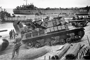 WW2 - Mise à terre d'un char Sherman équipé d'un système amphibie - Picture 1 of 1