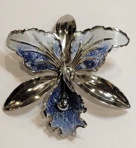 Broche Vintage De Orquídea Enorme Flor Azul Blanca De Esmalte Con Tono De Plata - Imagen 1 de 4