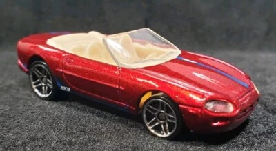 Jaguar XK8 2001 Hot Wheels rojo metálico oscuro con radios cromados PR5 hechos en China Foto 1 de 4