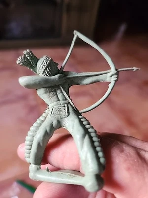 Arco de tiro indio MPC en plástico verde oscuro.   70mm. Sin agujero en la base Foto 1 de 4