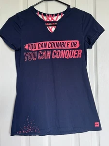 Camiseta Ladyboss SWAG “Crumble Or Conquer” Azul/Rosa Cruz Espalda Talla Pequeña - Imagen 1 de 6