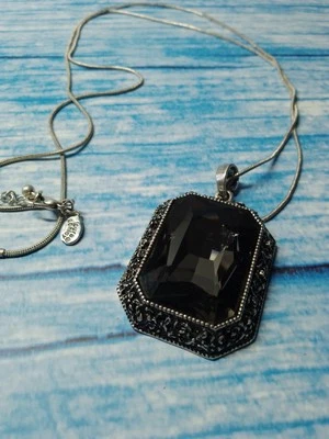 Laura Ashley Huge Black Crystal Pendant On A Very Long Silver Tone Rope Chain - Imagem 1 de 4