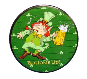 Enesco BUTTON PIN San Patrizio Vintage FOLLETTO Bottoms Up Tazza Birra IRISH - Foto 1 di 3