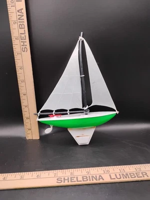 Velero de plástico vintage hecho en Hong Kong Foto 1 de 4