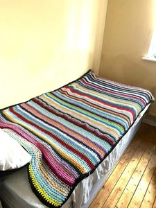 Große mehrfarbige Handarbeit gehäkelte Decke 70 x 40 cm Neu - Bild 1 von 1