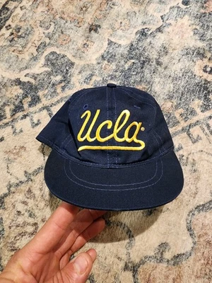 Sombrero de bebé vintage de la Universidad de California en Los Ángeles Foto 1 de 4