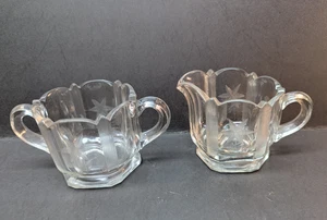 Vintage Blatt Ätzung Kerbe Top 2 Griff Klarglas Zuckerdose und Milchkännchen 2,5 Zoll - Bild 1 von 5
