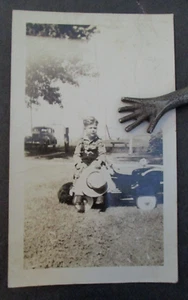 Niño identificado en traje de vaquero sentado en coche a pedales, alrededor de 1940-1950 - Imagen 1 de 2