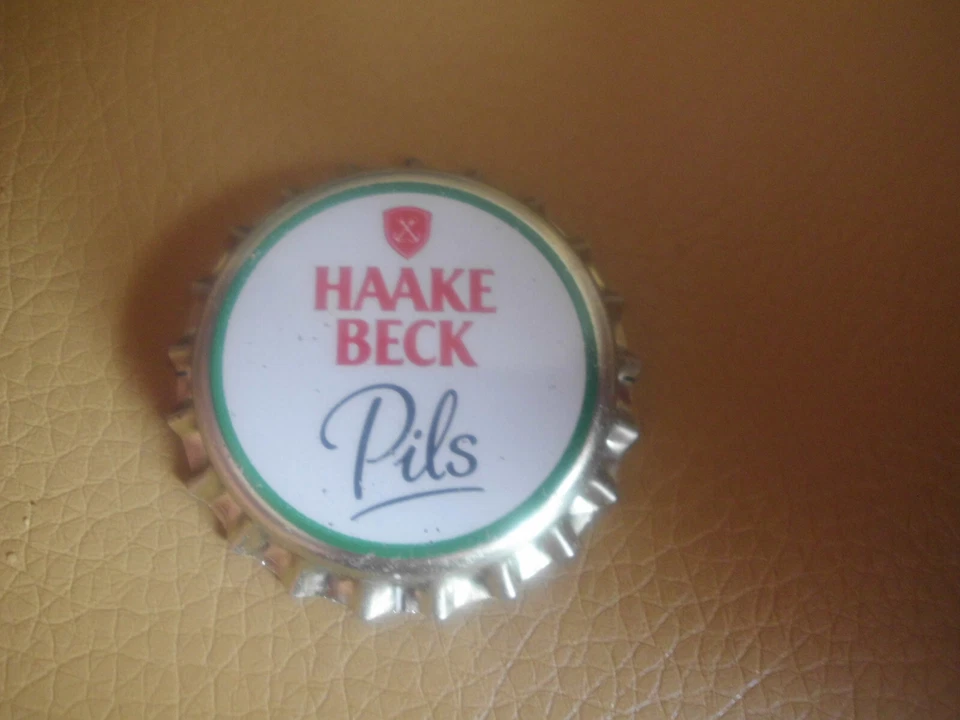 Unbenutzter, gold-weiss-grün-roter Kronkorken HAAKE BECK Pils - Bild 1 von 1