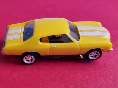 70 CHEVELLE AMARILLO, HO Slot Car, ULTRA G, LLANTAS CROMADAS Y NEUMÁTICOS DE GOMA NUEVOS Foto 1 de 4
