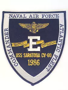 USS Saratoga Naval Air Force Atlantic Fleet "E" 3 colori patch NUOVO vecchio magazzino 1986 - Foto 1 di 6