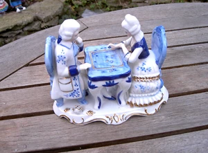 VINTAGE BLUE & WHITE PORCELAIN FIGURINE WOMAN MAN PLAYING CHESS OR DRAUGHTS - Picture 1 of 3