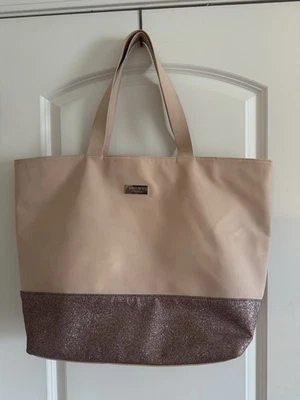 BOLSO DE MANO GRANDE JIMMY CHOO, ELEGANTE ROSA CLARO + FONDO BRILLANTE 14”X 20” Foto 1 de 4