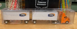 Rare Tonkin Trucks N Stuff 1/87 Volvo Daycab YRC orange w/28' Doubles - Bild 1 von 4