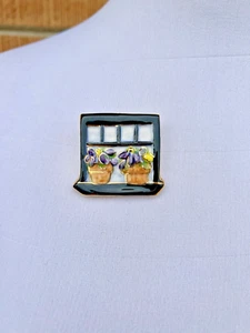 Broche prendedor flores en maceta en ventana jardinería forma cuadrada - Imagen 1 de 4