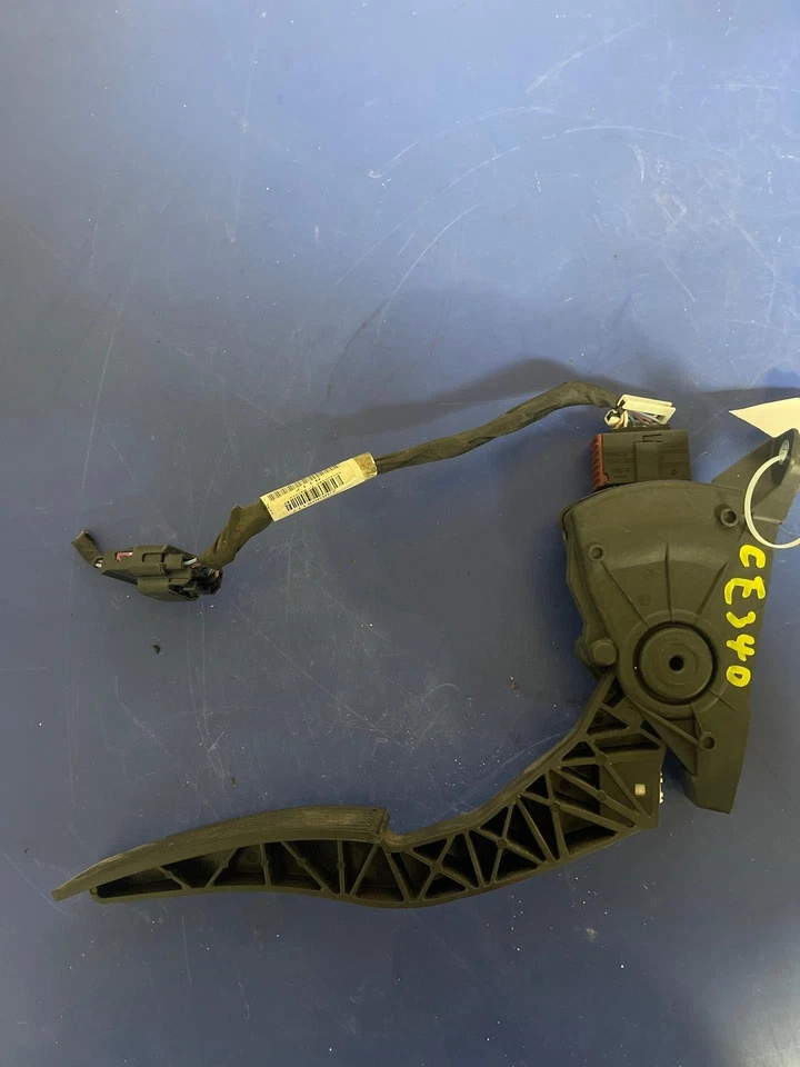 Pedal de gasolina 14 Chevy Express 3500 Foto 1 de 4