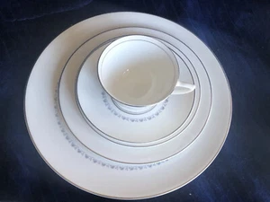 Royal Doulton Tiara H4915 Bone China England 5Pc Place Set Serv for 1 person - Picture 1 of 3