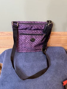 Bandolera Coach delgada con estampado de serpiente púrpura negro nailon. "10""x10"" y 9"" de profundidad" - Imagen 1 de 24