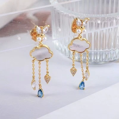 Pendientes estilo vintage adornados con perlas en forma de nube y lágrima. Foto 1 de 4