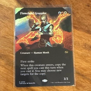 Flamehold Grappler Borderless Foil Tarkir: Dragonstorm MTG NM - Foto 1 di 2