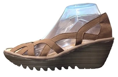 Sandalia de cuña Fly London Yadi de cuero recorte punta abierta topo para mujer 39 / EE. UU. 8-8,5 Foto 1 de 4