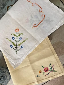 TWO VINTAGE WHITE/CREAM IRISH LINEN HAND FLORAL EMBROIDERY TABLE MATS/DOILIES - Picture 1 of 2