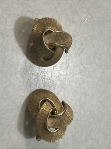 Vintage Trifari signierte gebürstete goldfarbene Brezel Twist Clip Ohrringe - markiert auf  - Bild 1 von 2