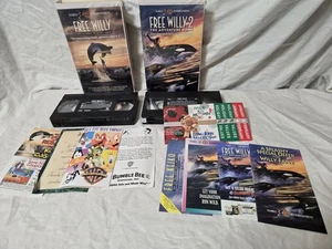 Free Willy & Free Willy 2 Lot of 2 VHS Tapes W/Inserts Pre-owned Good Condition - Foto 1 di 8