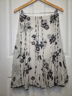 Falda Casa Blanca Mercado Negro Seda Floral Línea A Negra Blanca 2 Hadas Fluidas Foto 1 de 4