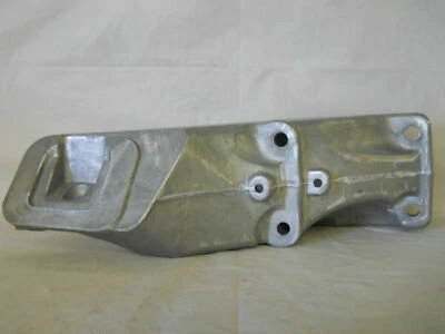 LAND ROVER RANGE ROVER RH PASSENGER SIDE ENGINE BRACKET OE KKU500670 2006-2009 - Image 1 of 2