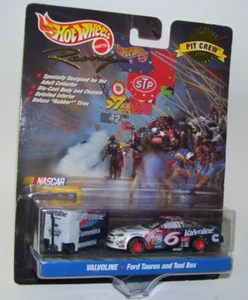 1998 Vintage Hot Wheels Pit Crew Valvoline Ford Taurus with Toolbox 1999 Mattel - Picture 1 of 2